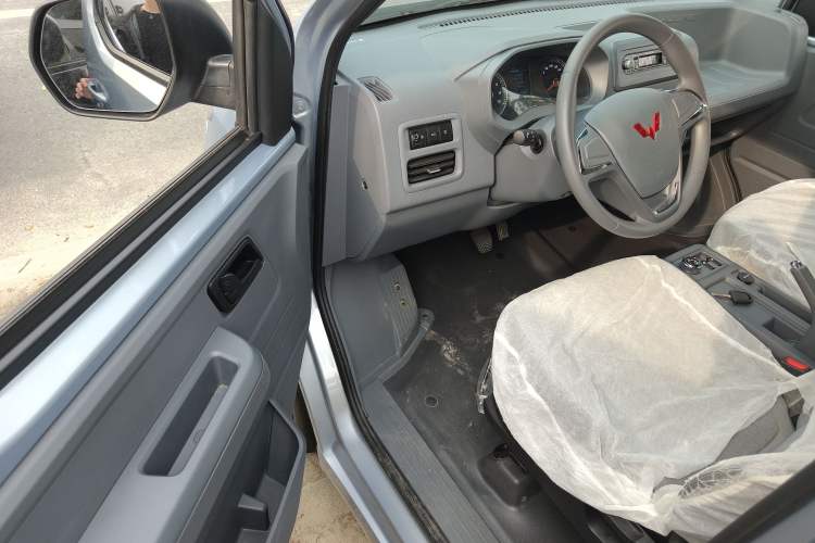 Used Wuling Yangguang 2024 300KM Comfort Version Passenger Van 75kW
