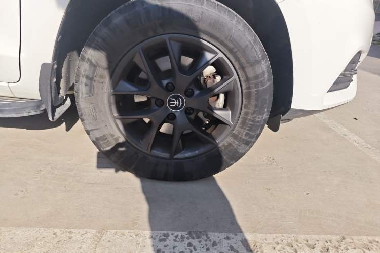 Used BYD Song 2021 Classic Edition 1.5T Manual Luxury Model Right Front Wheel Hub