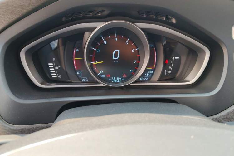 Used Volvo V40 2016 T3 Zhiyi Edition Odometer Close Up