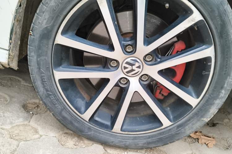 Used Volkswagen Sagitar 2013 2.0 TSI GLI Right Front Wheel Hub