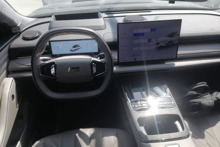 Used Geely Galaxy 8 2025 130km EM-P Starship Edition
