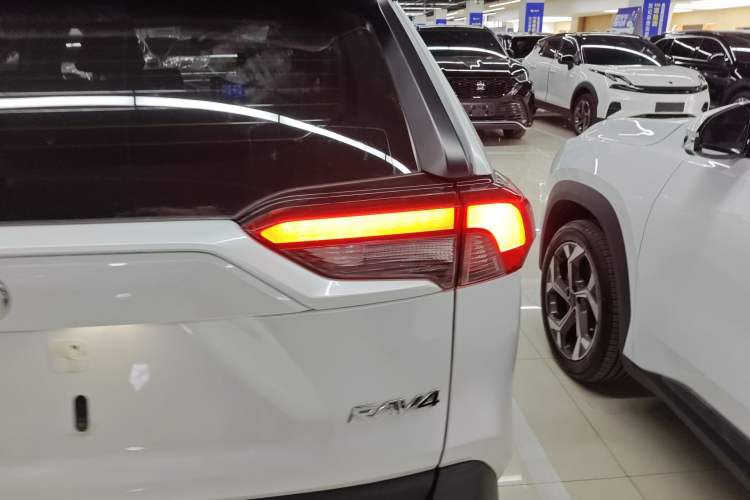 Used Toyota RAV4 2021 2.0L CVT Two-Wheel Drive Fashion PLUS Edition
