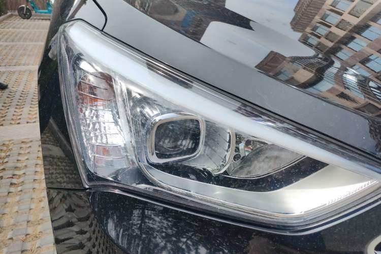 Used Hyundai Santa Fe 2015 2.0T Automatic 4x4 Smart 7-Seater Right Front Headlight