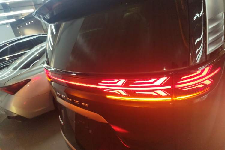 Used Denza D9 2022 DM-i 970 Four-Wheel Drive Flagship Model Rear