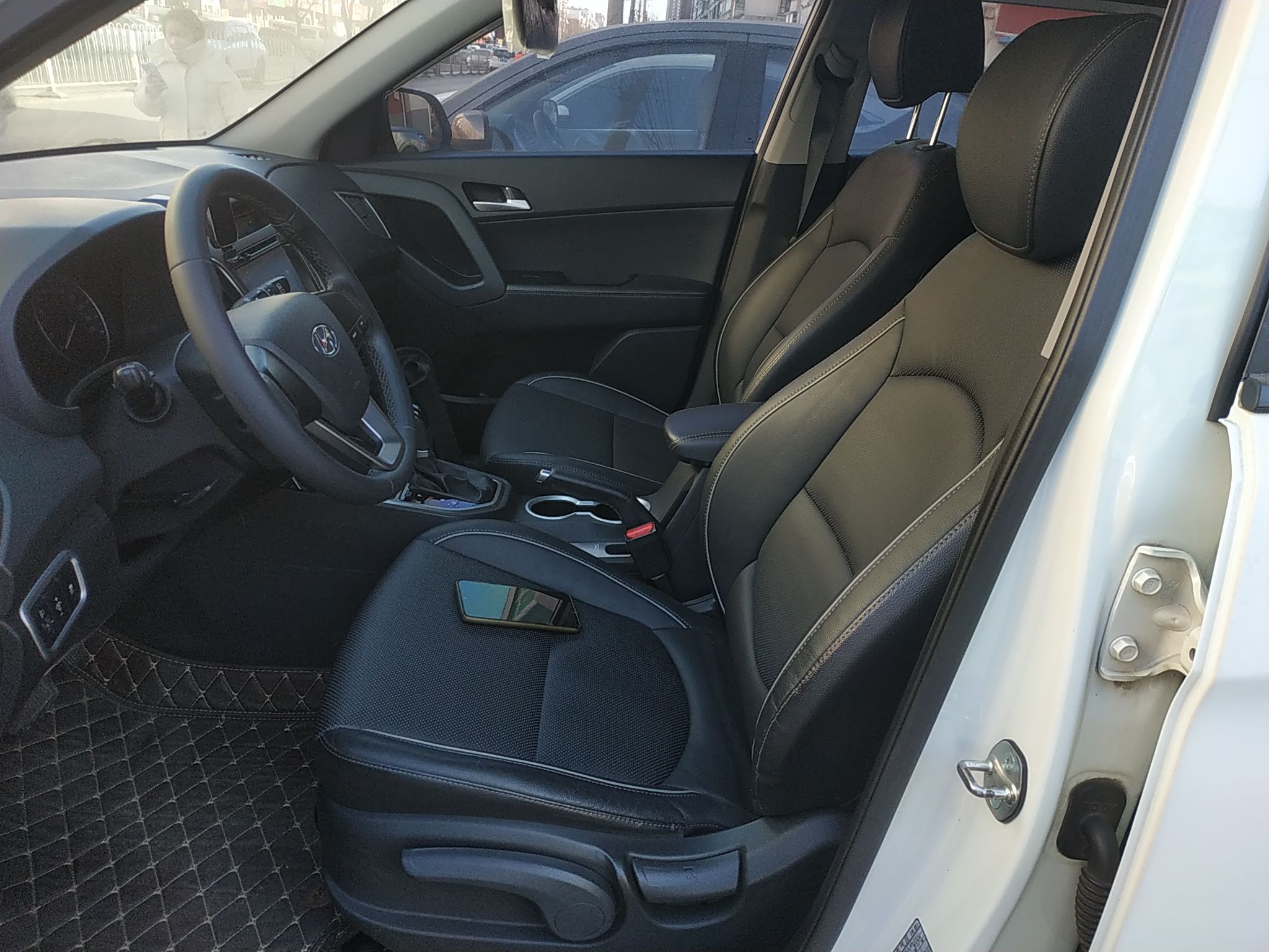 Переднее сиденье в автомобиле