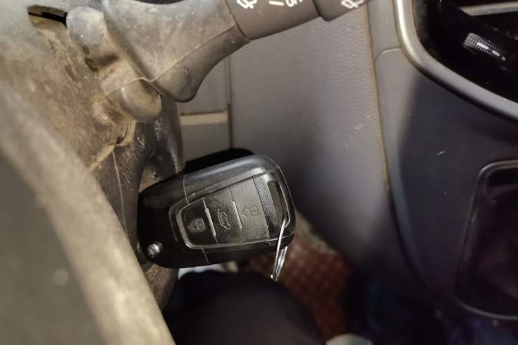 Used SAIC MAXUS Xintu V80 2019 2.5T Classic Model 6-Speed Manual – Aoyuntong Short Wheelbase Ultra-Low Roof 5/6 Seats Vehicle Key