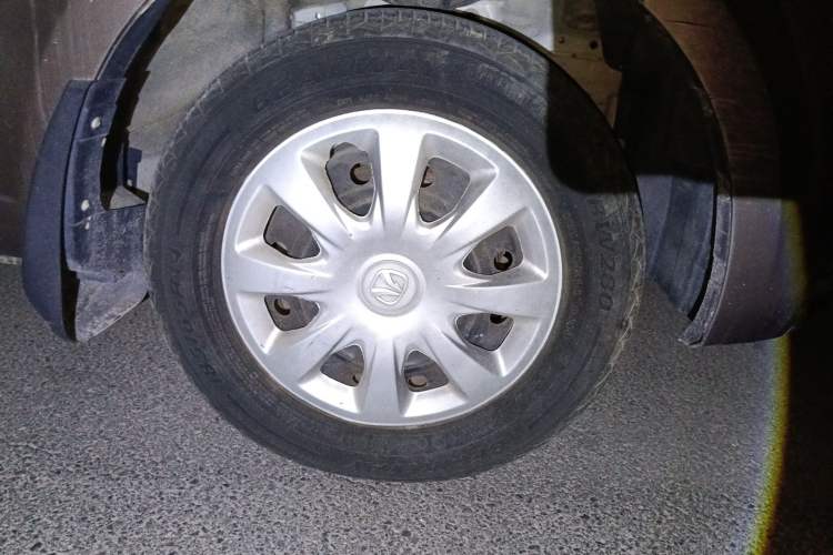 Used BAIC Weiwang M30 2015 1.5L Basic Version DAM15 Right Front Wheel Hub