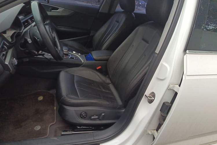 Used Audi A4L 2019 40 TFSI Ambition China VI Driver Seat