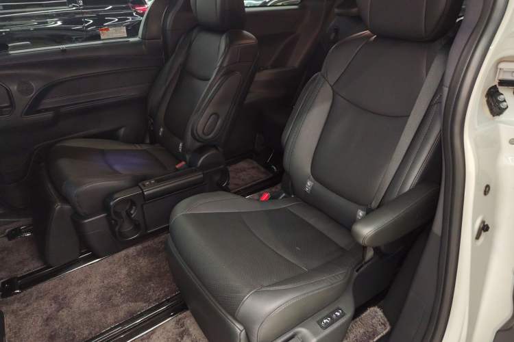 Used Toyota SIENNA 2023 2.5L Hybrid Deluxe Edition Left Rear Seat