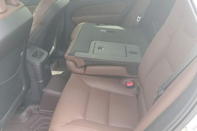 Used Volvo XC60 New Energy 2025 Plug-in Hybrid Long-Range All-Wheel Drive Smart & Luxurious Edition Left Rear Seat