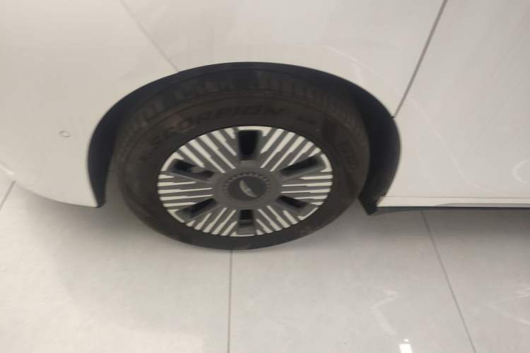 Used Geely Galaxy LEVC L380 2024 140-Degree 6-Seater All-Wheel-Drive Ultra