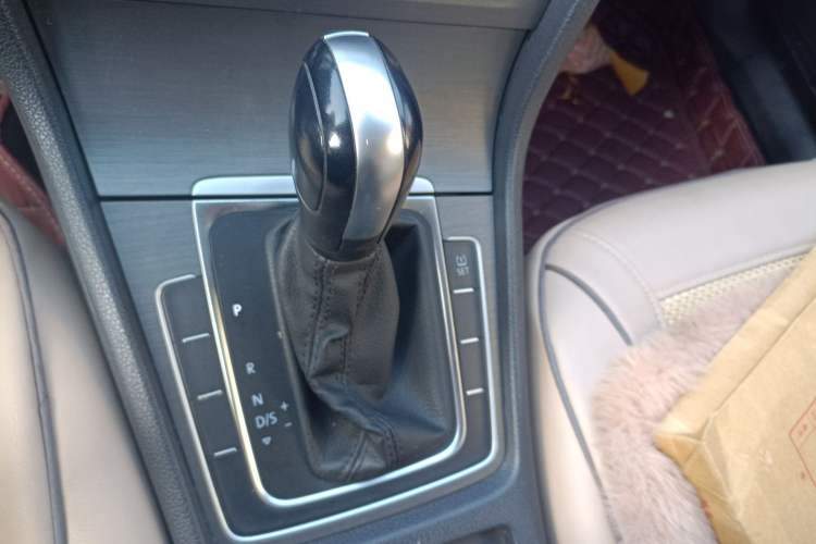 Used Volkswagen Golf 2014 1.6L Automatic Comfort Model Gear Lever