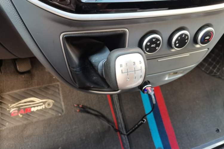 Used SAIC MAXUS Xintu V80 2021 2.0T Manual Classic Aoyuntong Short Wheelbase Mid-Roof 5/6-Seater
