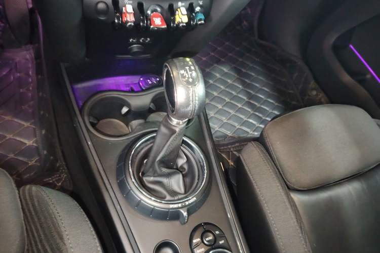 Used MINI Countryman 2017 1.5T COOPER ALL4 Explorer Gear Lever