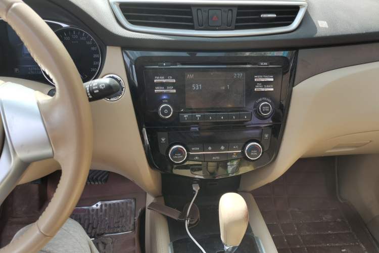 Used Nissan X-Trail 2014 2.0L CVT Comfort Edition 2WD Audio And AC Panel