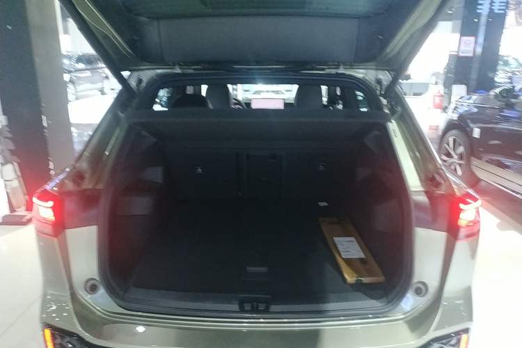 Used Volkswagen Tayron 2025 Tiguan L 380TSI 4Motion Luxury Easy Package Trunk