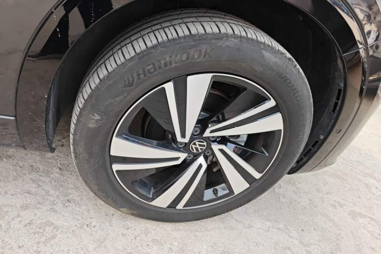 Used Volkswagen Tavendor 2024 380TSI All-Wheel Drive R-Line Cruise Edition Exterior 4