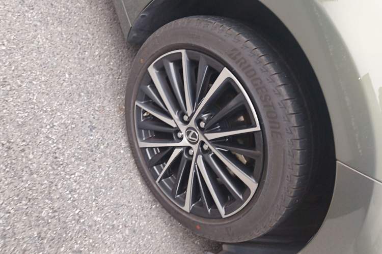 Used Lexus ES 2022 300h Deluxe Edition Right Front Wheel Hub