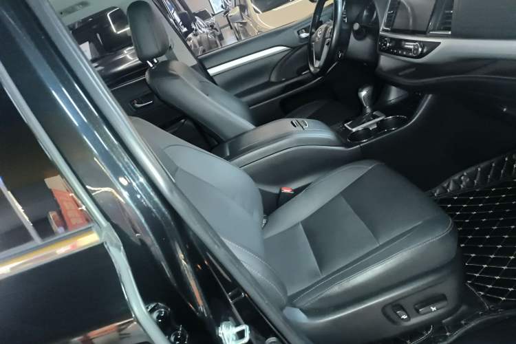 Used Toyota Highlander 2018 2.0T Four-Wheel Drive Luxury Version 7 Seats China VI Standard
