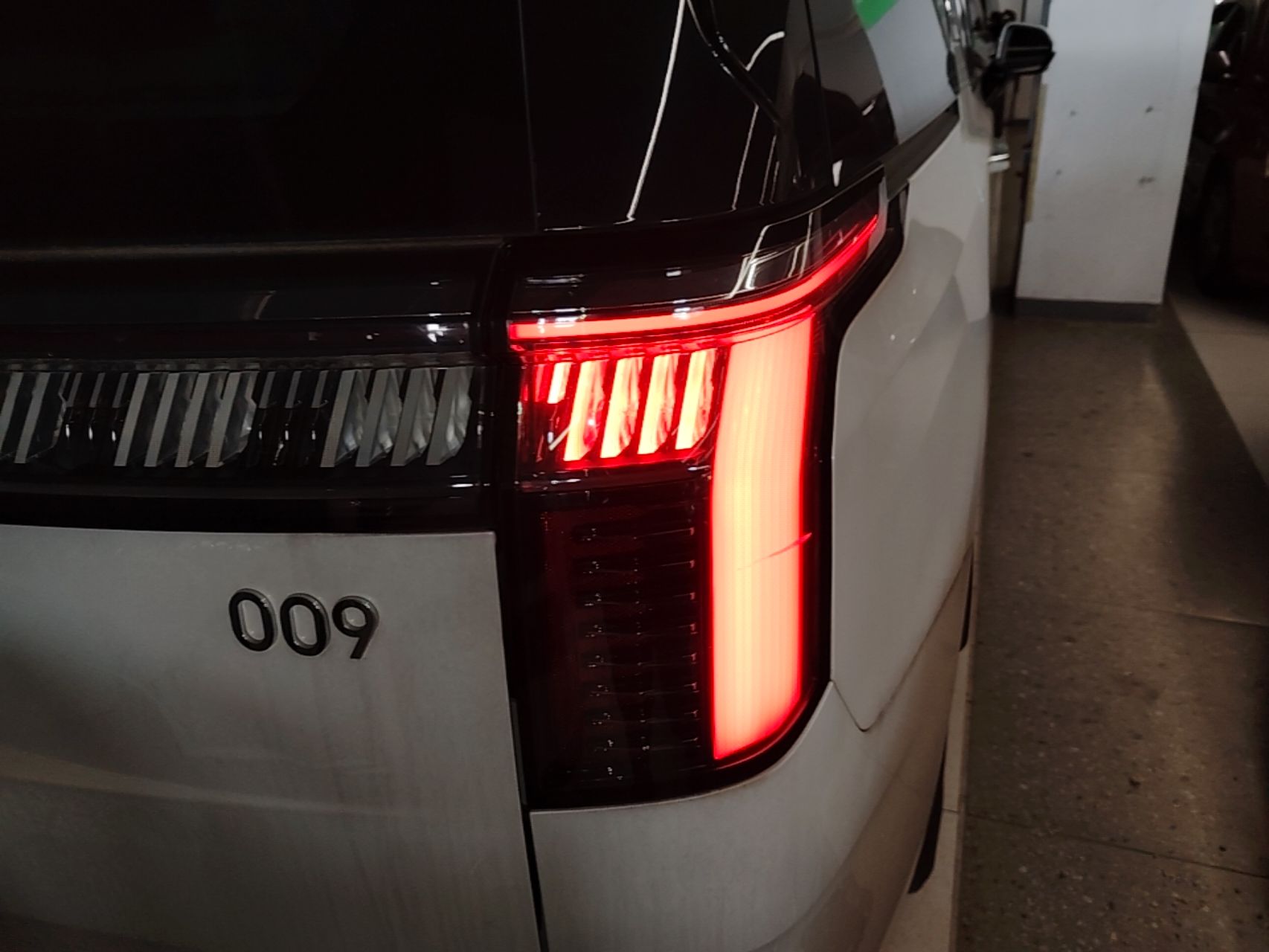 Zeekr 009 2024 7-Seater Walk-Through Version Four-Wheel Drive 108 kWh — снимка 9