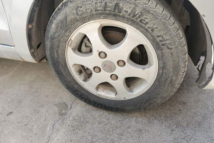 Used Wuling Hongguang 2010 1.4L Standard Version Right Front Wheel Hub