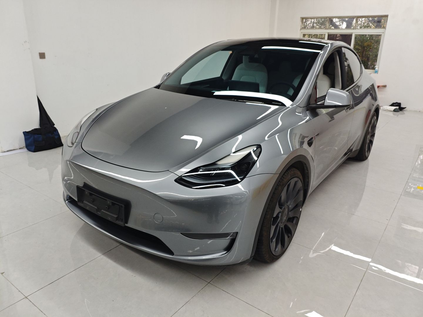 تحت مقدمة السيارة