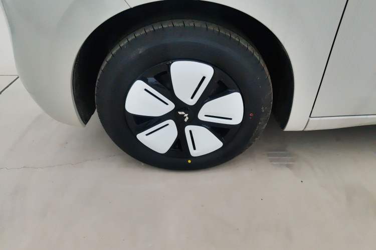 Used Wuling Hongguang MINIEV 2025 Four-Door Version Advanced Edition Left Front Wheel Hub