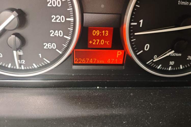 Used BMW 3 Series 2011 320i Luxury Edition Odometer Close Up