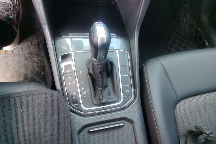 Used Volkswagen Golf Sportsvan 2018 230TSI Automatic Trend Edition Gear Lever