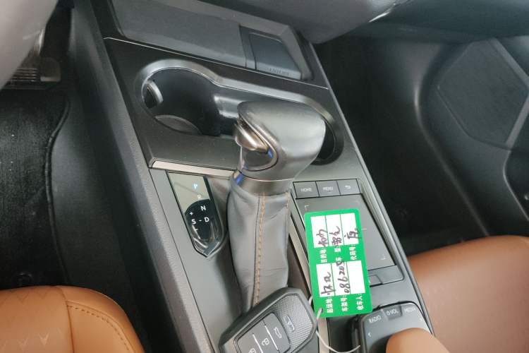 Used Lexus UX 2020 260h Explore & Adventure Edition Gear Lever