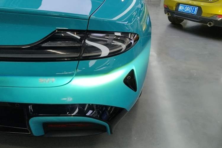 Used Xiaomi Auto SU7 2024 Rear-Drive Ultra-Long Range Advanced Pro-Level Intelligent Driving Version Right Rear Taillight