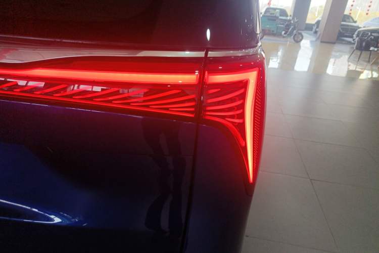 Used Buick Century 2025 2.0T Seven-Seater Yinshi Edition Right Rear Taillight