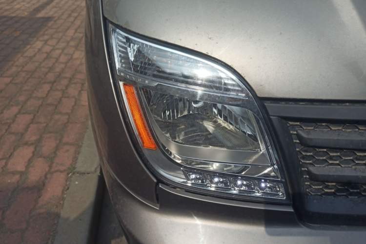 Used SAIC MAXUS Xintu V80 2021 2.0T AMT Classic Aoyuntong Short Wheelbase Ultra-Low Roof 5/6-Seater
