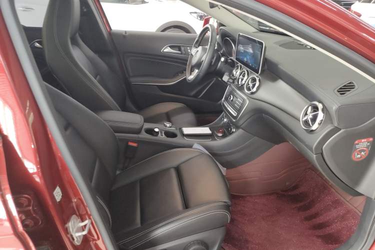 Used Mercedes-Benz GLA 2017 GLA 220 4MATIC Fashion Model Right Front Seat