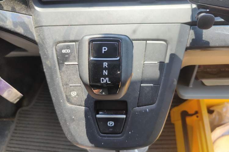 Used Ford Transit 2023 2.0T Diesel Automatic Commercial & Travel Model Mid-axle Medium Roof 7/8/9-Seater
