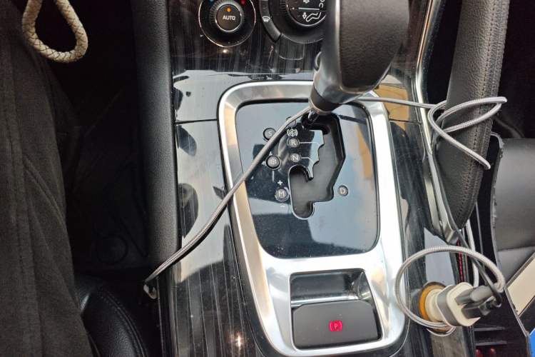 Used Peugeot 3008 2013 1.6THP Automatic Trend Edition Gear Lever