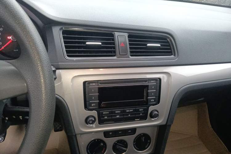 Used Volkswagen Lavida 2013 Revised Classic 1.6L Manual Fashion Edition Audio And AC Panel