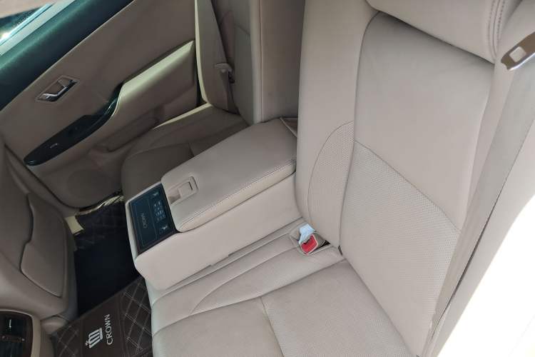 Used Toyota Crown 2010 2.5L Royal Leather Sunroof Edition Left Rear Seat