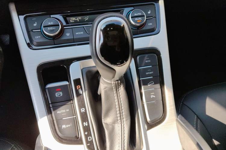 Used Geely Auto Emgrand X7 Sport 2018 1.8TD Automatic Two-Wheel Drive Smart Connect 4G Internet Edition