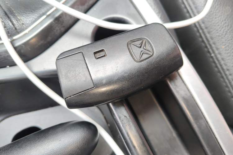 Used JMC Yusheng S350 2013 2.4T Automatic 2WD Diesel Luxury Edition 5 Seats
