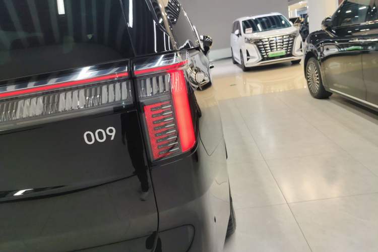 Used Zeekr 009 2024 7-Seater Walk-Through Version Four-Wheel Drive 108 kWh Exterior 3