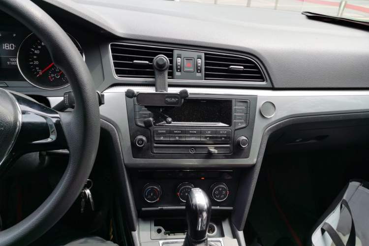 Used Volkswagen Lamando 2017 230TSI DSG Fashion Edition Audio And AC Panel