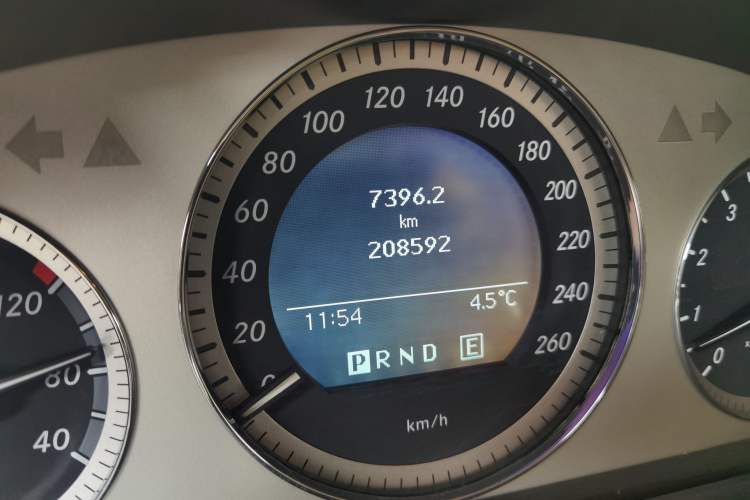 Used Mercedes-Benz GLK-Class 2012 GLK 300 4MATIC Fashion Model Odometer Close Up