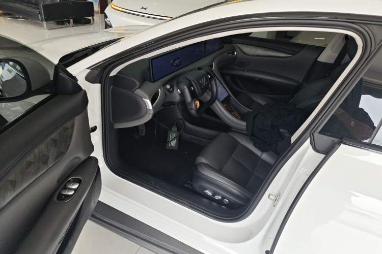 Used IM L6 2024 Max Extended-Range Version Driver Seat