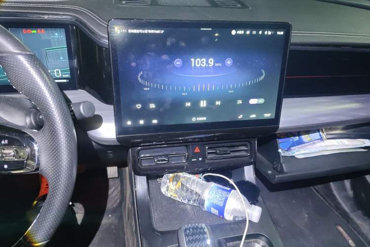 Used GAC Trumpchi GS8 2022 Dual-Engine Series 2.0TM Four-Wheel Drive Prestige Edition (6 Seats) Audio And AC Panel