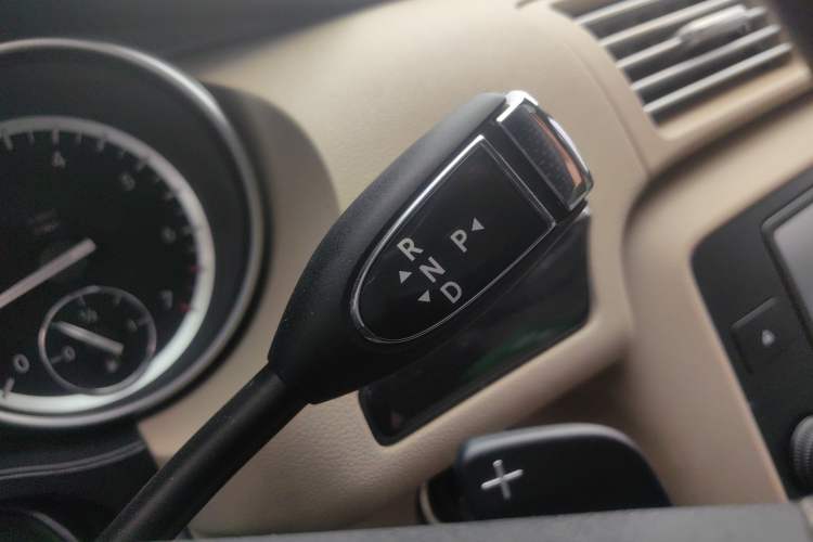 Used Mercedes-Benz R-Class 2017 R 320 4MATIC Luxury Collection Edition Gear Lever