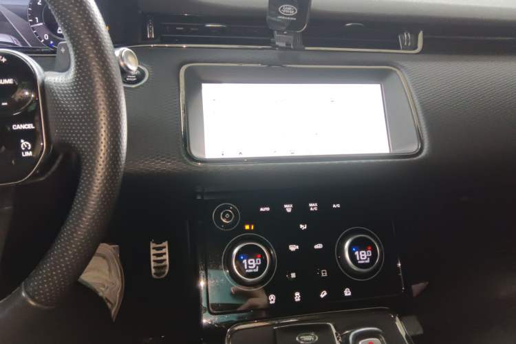 Used Land Rover Range Evoque 2020 249 PS R-DYNAMIC S Black Edition Sport Version Audio And AC Panel