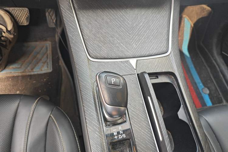 Used Venucia V 2022 260T Black Horse Edition · Idol
