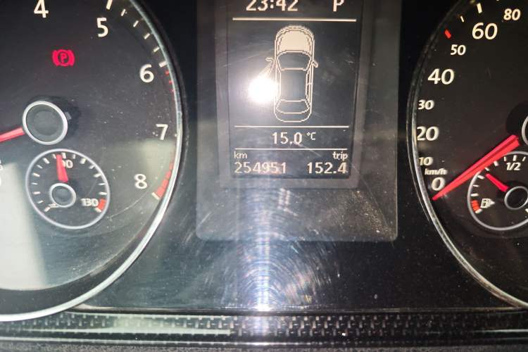 Used Volkswagen Magotan 2016 1.8TSI Luxury Comfort Model Odometer Close Up