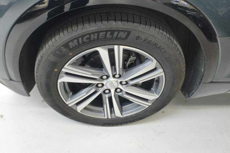 Used Cadillac LYRIQ 2024 Rear-Drive Standard Range Luxury Edition Left Front Wheel Hub